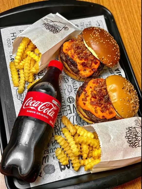 Combo com dois burgers, batata crinkle e Coca-Cola do Will The Burguer
