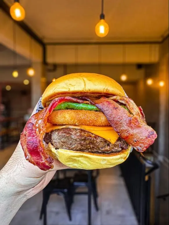 Hambúrguer com bacon, cheddar e onion ring do Will The Burguer, no Cajuru, Curitiba